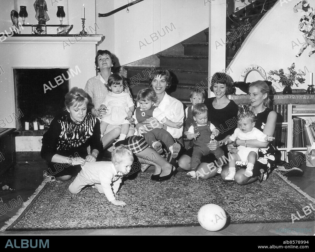 ARKIV 1964. När Lorens Marmstedts och Gio Petrés son Pierre fyllde 1 år firades detta med stort kalas. Med på festen var Christina Schollin med sonen Peter, 15 månader, Anita Björk med dottern Anna-Johanna, 19 månader, Kristina Adolphson med sonen David,17 månader, Barbro Myrberg med sönerna Patrik, 2 år och 8 månader och Fredrik, 1 år. Födelsedagsbarnet Pierre sitter i mamma Gio Petrés knä.. Kod: 37770 Reportagebild / Scanpix.