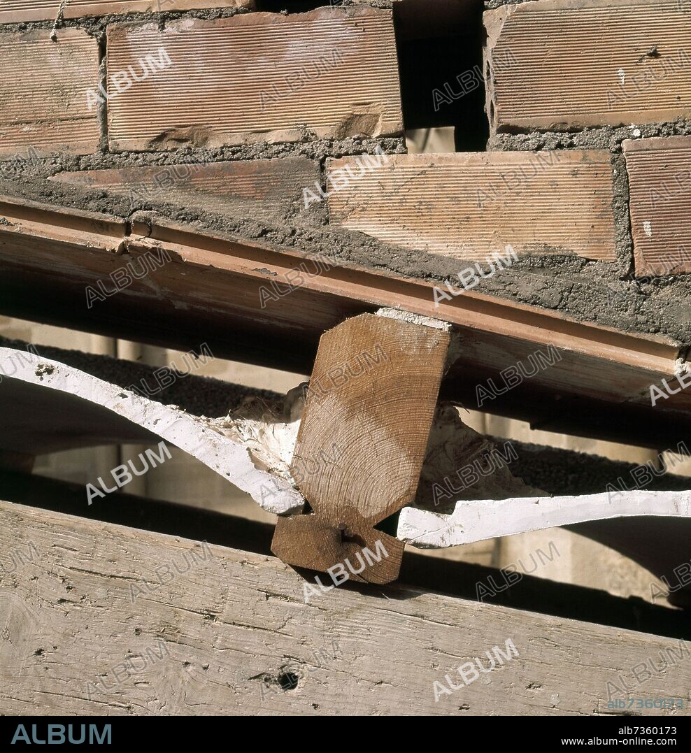 PROYECTO DE RESTAURACION DE LA CUBIERTAS - SALA DE LA CAMPANA DE HUESCA - FOTO AÑOS 70.