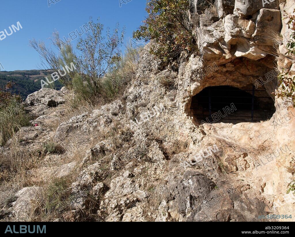 CUEVA DEL REGUERILLO. VISTA EXTERIOR DE LA BOCA DE LA CUEVA CON LA LOCALIZACION DE LOS PUNTOS DE APOYO TOPOGRAFICOS  COMIUNIDAD DE MADRID. ESPAÑA.