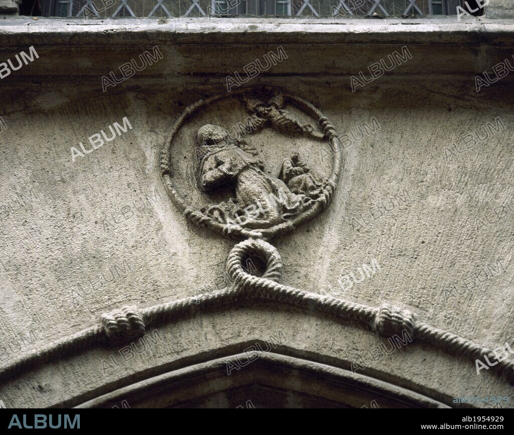 ARTE GOTICO. ESPAÑA. "CASA DEL CORDON". Edificio del siglo XV, situado en la calle Cuchillería, en pleno casco antiguo de la ciudad. Fue residencia de Adriano VI antes de ser nombrado papa. Detalle del CORDON QUE RODEA EL ARCO Y DEL RELIEVE DE UN MONJE FRANCISCANO. VITORIA-GASTEIZ. Provincia de Alava. País Vasco.