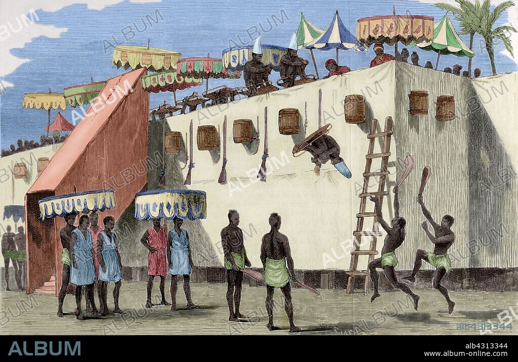 Continente Africano. Reino de Dahomey (Benín) Las costumbres anuales de Dahomey. Sacrificio de víctimas humanas en la mayor festividad anual, que se celebraba en Abomey (la capital) a principios del otoño, llamada Attoh. Era un tributo a los espíritus invisibles. Durante las mismas se recogían impuestos, el precio del dinero era fijado, se realizaban nombramientos de cargos civiles y militares, se recompensaban las buenas acciones y los criminales eran severamente castigados. De entre éstos se escogían las víctimas para los sacrificios de la fiesta. En el día seleccionado aparecían en lo alto de unas plataformas, en cestas, siendo lanzadas al vacío y decapitadas por verdugos una vez en el suelo. Grabado por Capuz, con la representación de dichos sacrificios humanos. Coloreado. La Ilustración Española y Americana. 15 de septiembre de 1876.
