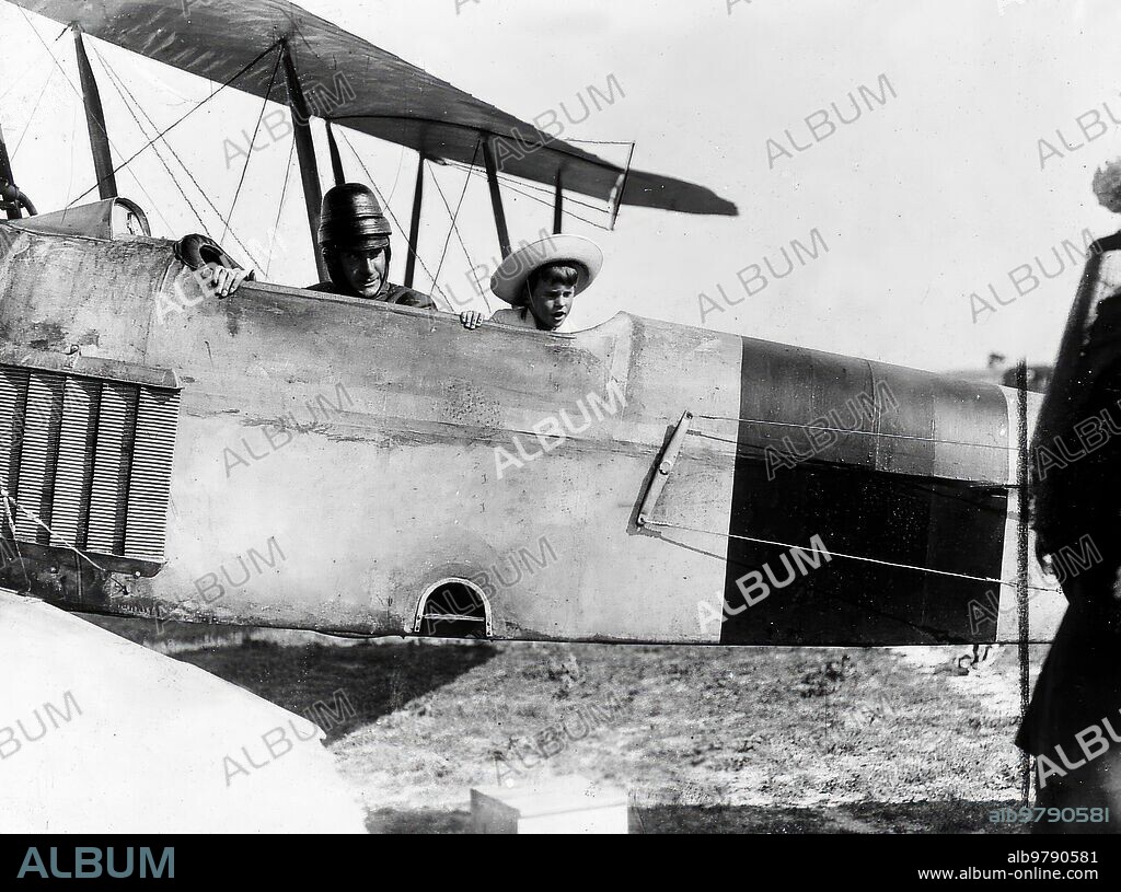 Madrid, 17/06/1915. En el aeródromo de Cuatro Vientos. El infante don Alfonso y su hijo el infantito don Álvaro antes de emprender el vuelo que realizaron.