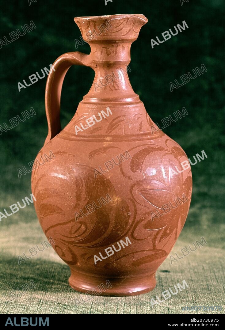 VASIJA DE ARCILLA ROJA Y DIBUJOS BRUÑIDOS CON CANTOS DE RIO.