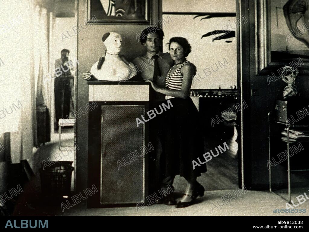 1932. Reproducción de la foto del pintor ampurdanés Dalí y su esposa  Gala,en su apartamento de París que ha Sido Sustraída de una exposición sobre el álbum familiar del artista que se Celebraba en Tarragona.