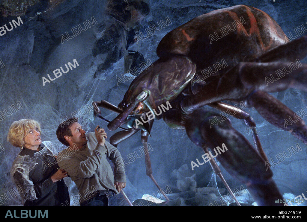 DAVID ARQUETTE y EILEEN RYAN en ARAC ATTACK, 2002 (EIGHT LEGGED FREAKS), dirigida por ELLORY ELKAYEM. Copyright WARNER BROS. PICTURES.