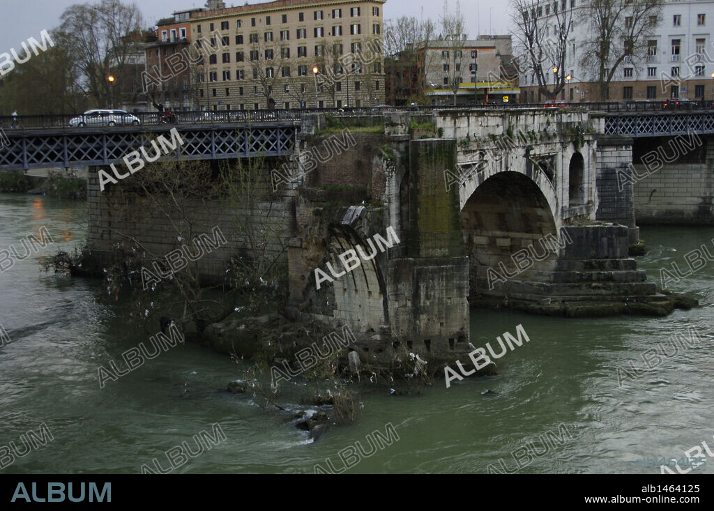 ITALIA. ROMA. Vista del PUENTE EMILIO o PUENTE ROTO sobre el RIO TIBER, primer puente de piedra construído en Roma. Isla Tiberina.