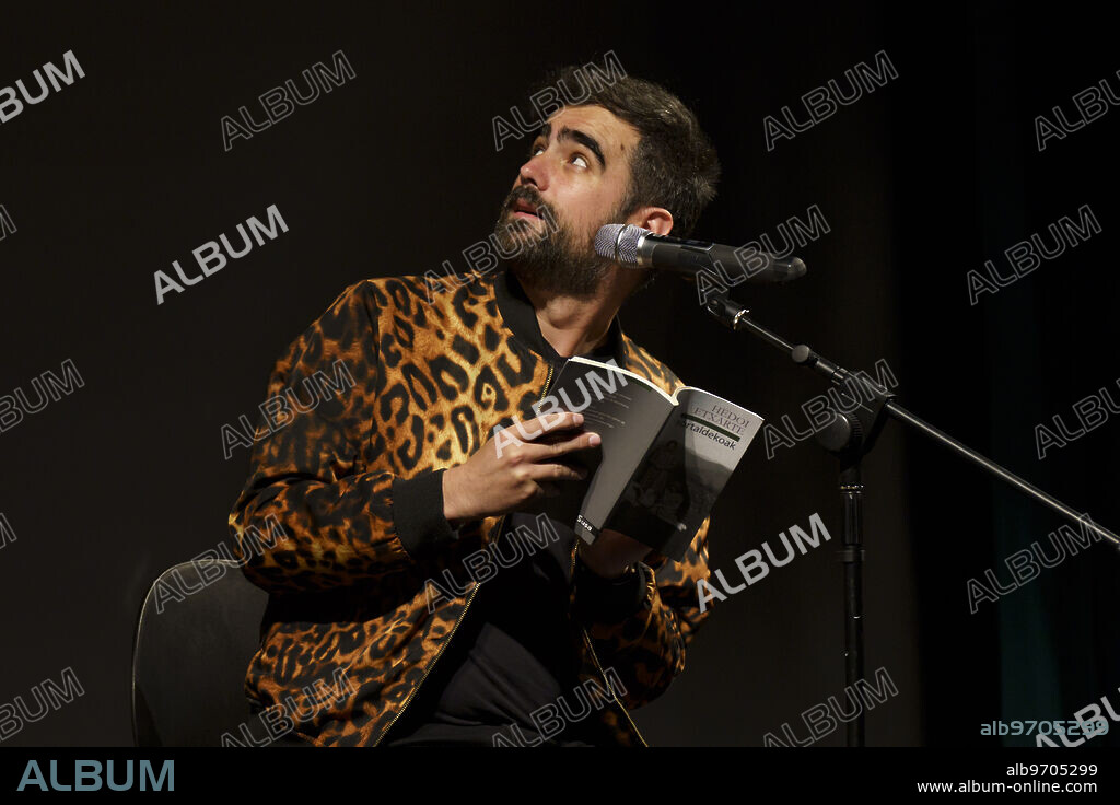 Hedoi Etxarte, poetry recital, Versud Poètica festival, Santanyí, Majorca, Balearic Islands, Spain.