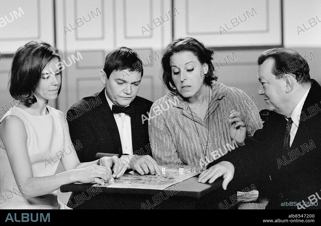 STOCKHOLM 1967.. Utan bildtext. Anm. Estrad, TV underhållning, som sändes 1967. Fia med knuff heter sketchen. Se även XAF749, XAH048 persons: ÅKE GRÖNBERG;MARGARETA KROOK;LARS EKBORG;GUNWER BERGKVIST sites: SVERIGE;STOCKHOLM.
