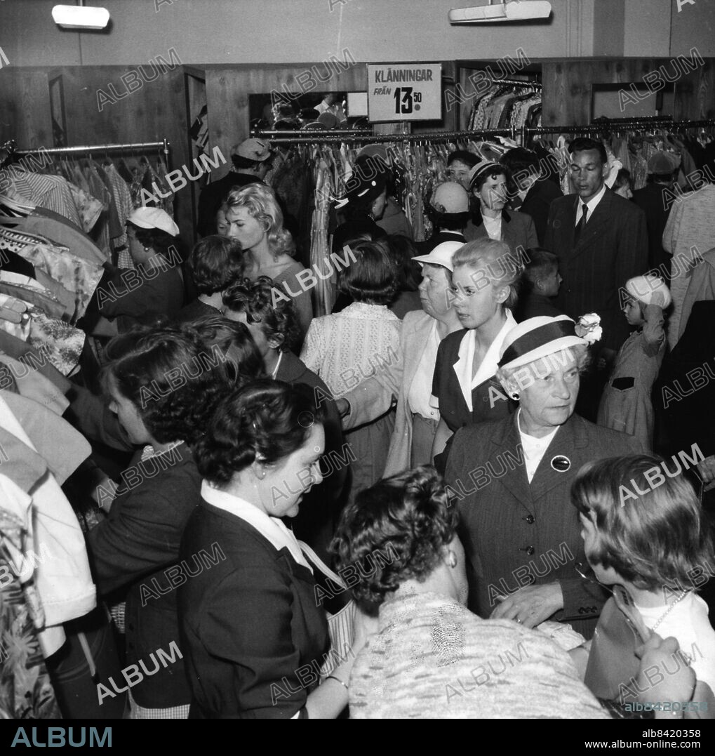 Rea realisation dam damer kvinna dammode damkläder i Wessels butik vid GAT Gustav Adolfs Torg i Malmö 1956. Foto: Sydsvenskan / IBL Bildbyrå.