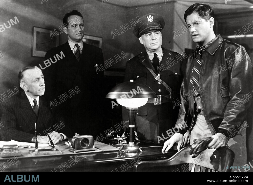 ROBERT CUMMINGS en SABOTAJE, 1942 (SABOTEUR), dirigida por ALFRED HITCHCOCK. Copyright UNIVERSAL PICTURES.