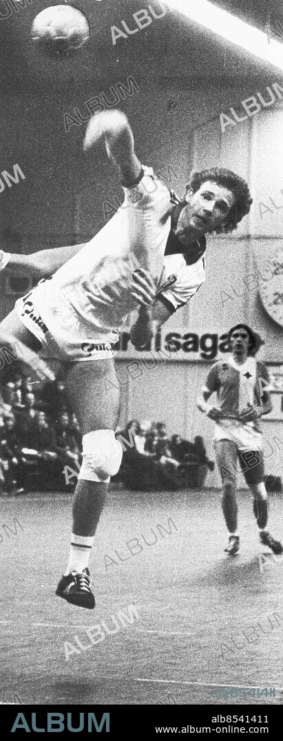 Göteborg 1975-11-16. Ingemar Linell i friläge mot IFK Kristianstad i Mässhallen *** Local Caption *** GP Foto: Åke Silfversparre. KAMERAREPORTAGE.