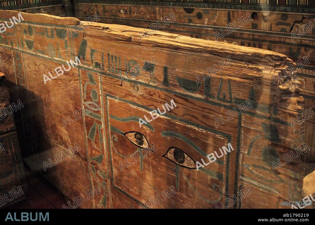ARTE EGIPCIO. IMPERIO MEDIO. SARCOFAGO DE GUA. Exterior del sarcófago realizado en madera de cedro pintada. Destaca el PAR DE OJOS en la cara este que permitían al difunto "mirar" hacia el amanecer. Fechado hacia el 1850 a. C. Museo Británico. Londres. Inglaterra. Reino Unido.