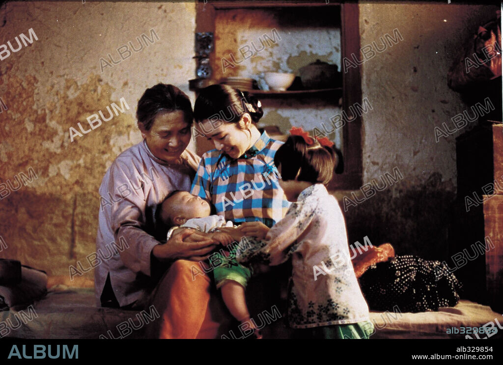 LI GONG en VIVIR, 1994 (HUOZHE), dirigida por YIMOU ZHANG. Copyright SHANGHAI FILM STUDIOS.