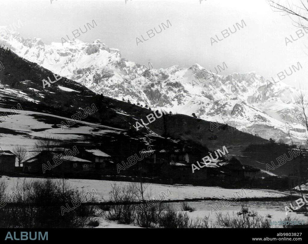 1960. General view of the Baró valley of the Picos de Europa.