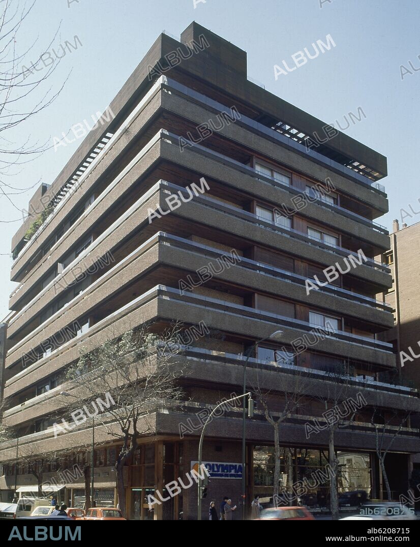 JUAN MANUEL RUIZ DE LA PRADA SANCHIZ. EDIFICIO EN LA CALLE MARTINEZ CAMPOS 44 - FOTO AÑOS 80.