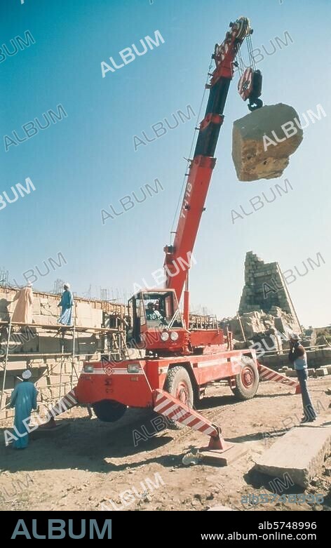 Karnak (Égypte), Temple d'Amon. Fouilles du Centre Franco-Égyptien: reconstruction du 4ème pylône du temple d'Amon sous la direction de Jean Laronde (portant un casque rouge). Photo, 1985.