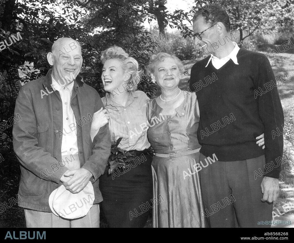 ARKIV 1956. Marilyn Monroe och Arthur Miller tillsammans med Isadore Miller och Augusta Miller före bröllopet mellan filmstjärnan och författaren.. Kod: 450 FOTO:UPI/SCANPIX.