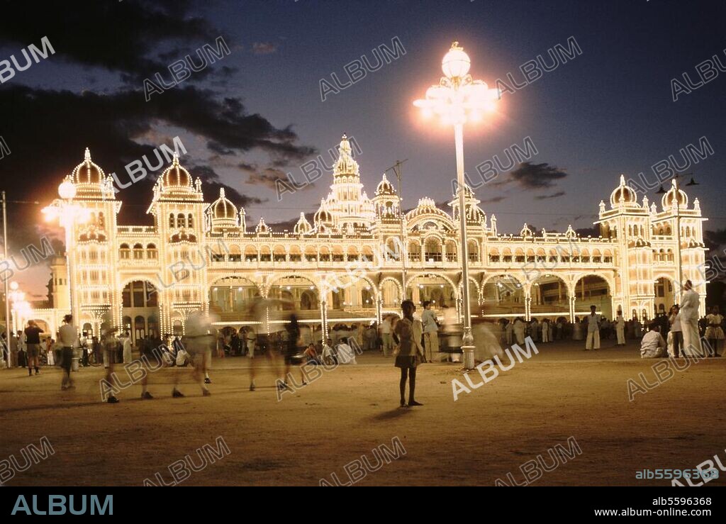 Mysore (Karnataka, Süd-Indien), Amba-Vilas-Palast (Palast der Maharajas von Mysore; nach Brand 1897-1912 neu errichtet; Arch.: Henry Irwin). /-Nächtliche Illuminiation des Palastes aus Anlass des Dusshera-Festes.-/ Foto, undatiert.