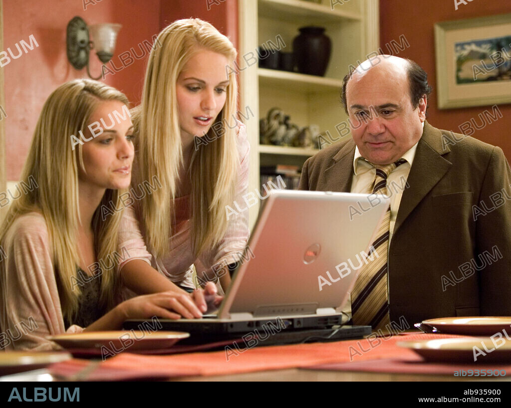 DANNY DEVITO, KELLY ALDRIDGE and SABRINA ALDRIDGE in DECK THE HALLS, 2006, directed by JOHN WHITESELL. Copyright ALL LIT UP PRODUCTIONS/20TH CENTURY FOX/NEW REGENCY PICTURES / GREGORY, DOANE.