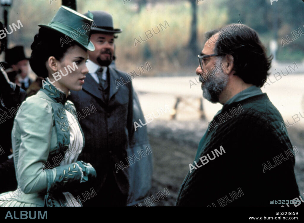 FRANCIS FORD COPPOLA and WINONA RYDER in DRACULA, 1992, directed by FRANCIS FORD COPPOLA. Copyright COLUMBIA PICTURES / NELSON, RALPH.