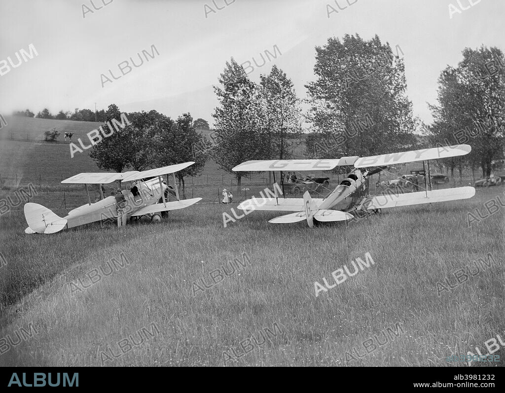Blackburn Bluebird Mk. 4  Reg. No. G-AAU.  S/N SB223.. Right: De Havilland DH60X Moth  Reg. No. GE-BWY. S/N S84. Place: Oxford Speed Trials. Date:.