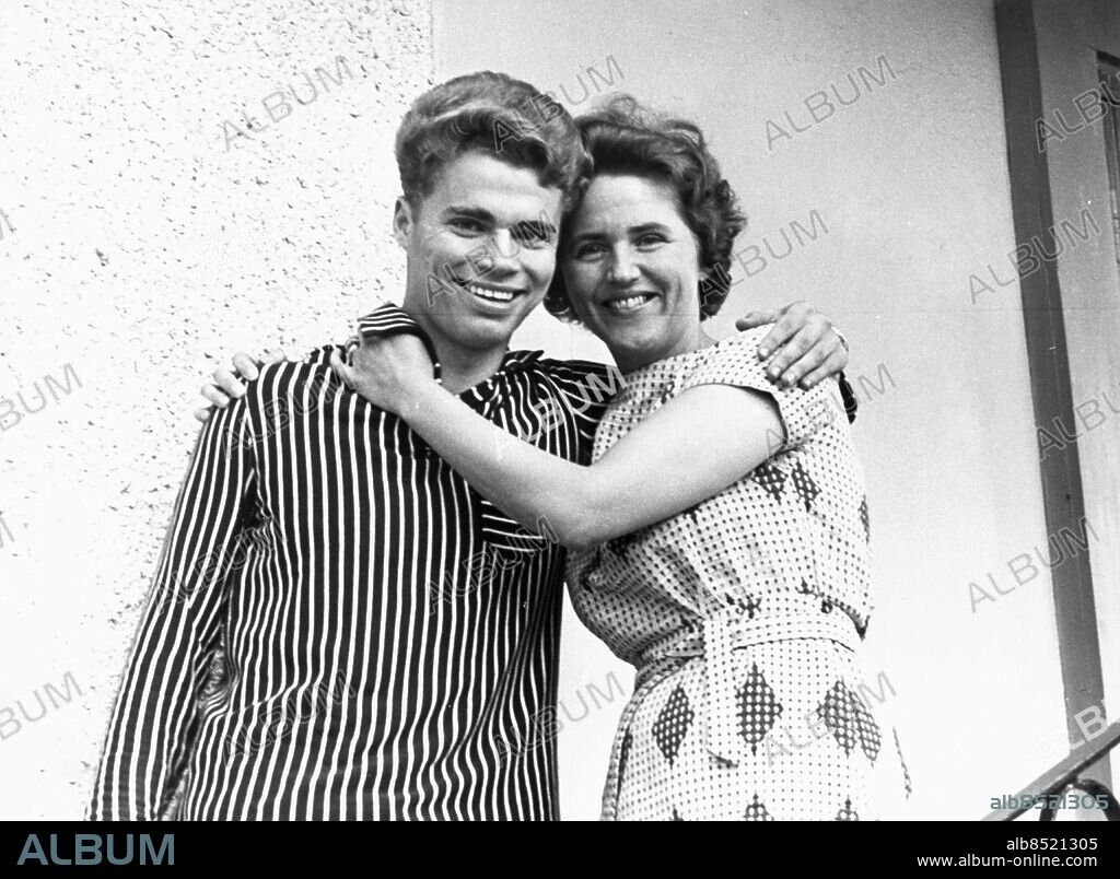 1964-06-18. Roger Magnusson, Åtvidabergs FF, med mamma Vivan. Foto: Steve Andersson / Expressen / TT / Kod: 192. ** AFTONBLADET OUT **.
