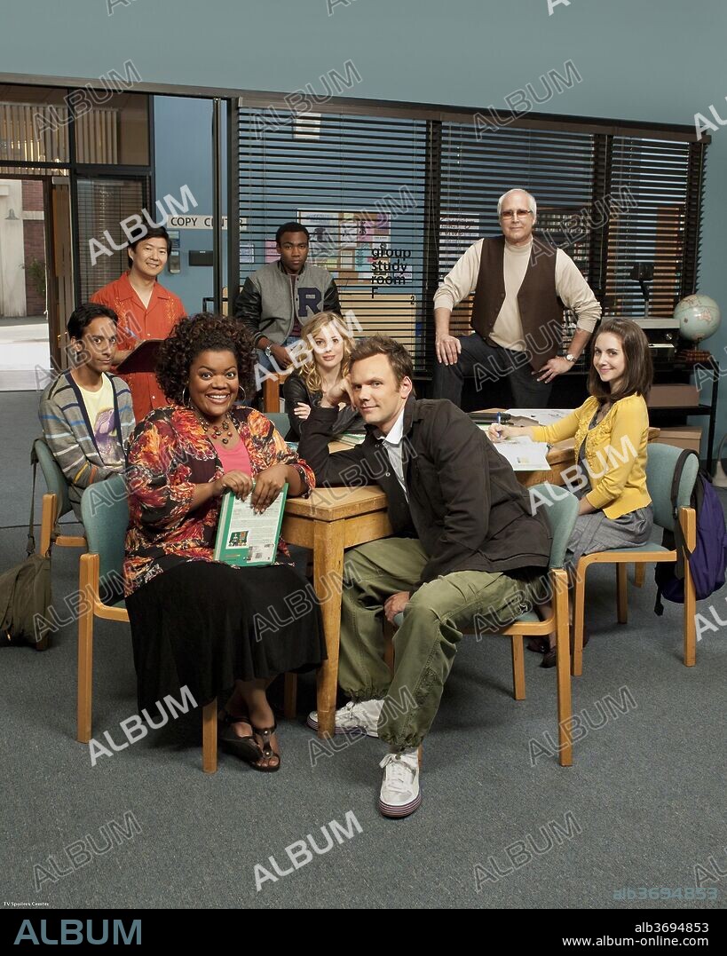 ALISON BRIE, CHEVY CHASE, DANNY PUDI, DONALD GLOVER, GILLIAN JACOBS, JOEL MCHALE, KEN JEONG and YVETTE NICOLE BROWN in COMMUNITY, 2009, directed by JOE RUSSO. Copyright UNIVERSAL MEDIA STUDIOS.