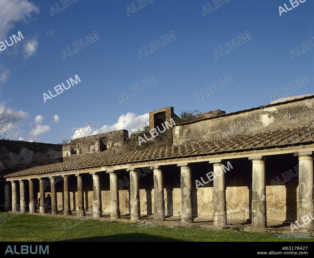 TERMAS DE ESTABIA. Representan el conjunto termal más antiguo y mejor conservado de la ciudad. Construido cuando los romanos llegaron a Pompeya. Vista general del gran peristilo o plaza de la palestra al aire libre. POMPEYA. La Campania. Italia.