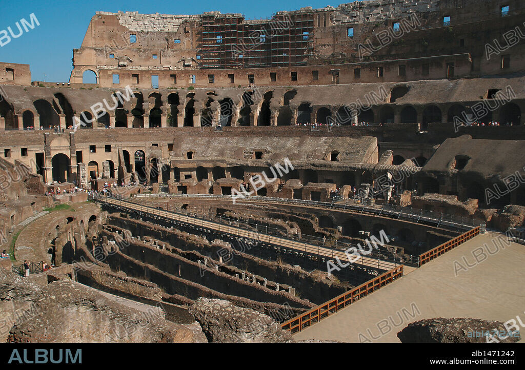 ARTE ROMANO. ITALIA. COLISEO o ANFITEATRO FLAVIO, construido bajo mandato de Vespasiano y Tito e inagurado el año 80 d. C. Interior del anfiteatro. Roma.