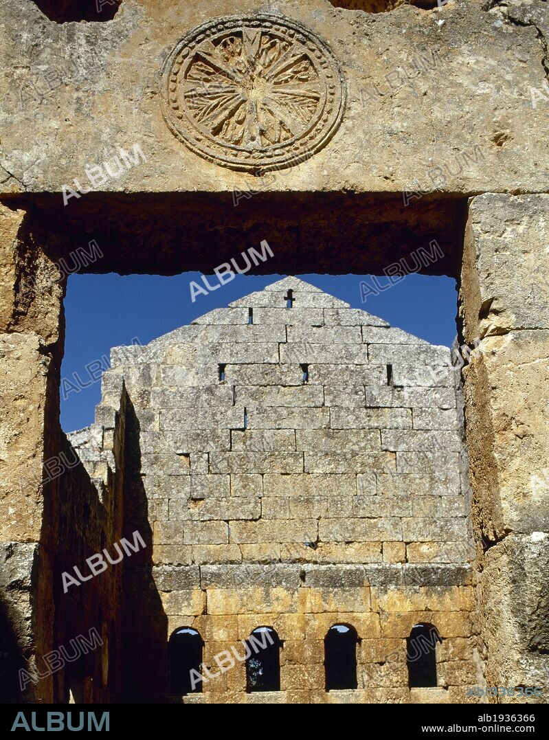 ARTE BIZANTINO. SIGLO V. SIRIA. BARA (AL-KAFR). Una de las Ciudades Muertas de los alrededores de Maarat al-Numan. En el siglo V, la ciudad era un importante centro religioso. Vista de las ruinas de una de las IGLESIA del recinto arqueológico.