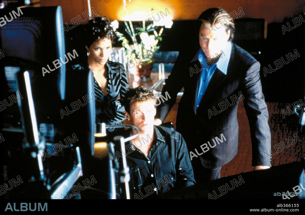 HALLE BERRY, HUGH JACKMAN y JOHN TRAVOLTA en OPERACIÓN SWORDFISH, 2001 (SWORDFISH), dirigida por DOMINIC SENA. Copyright SILVER PICTURES.
