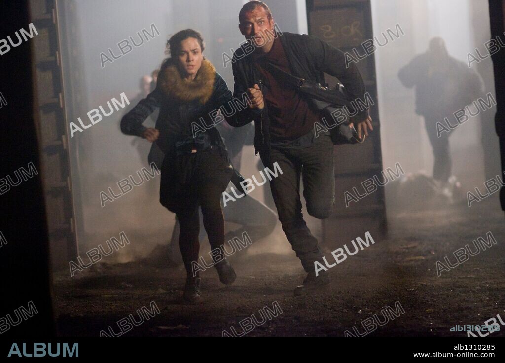 ALICE BRAGA and JUDE LAW in REPO MEN, 2010. Copyright UNIVERSAL PICTURES.