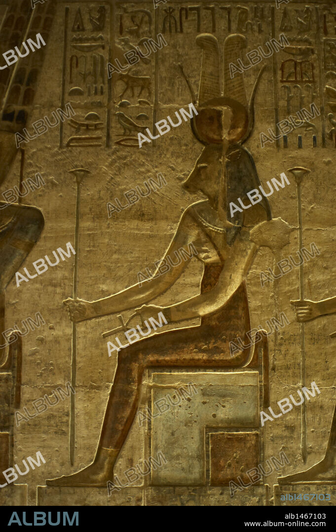 ARTE EGIPCIO. EGIPTO. TEMPLO DE HATHOR Y MAAT. Relieve con la representación de la diosa HATHOR en posición sedente, con restos de policromía original. Epoca Ptolomaica. Deir el-Medina. Valle de los Artesanos. Orilla occidental del Nilo. Zona antigua Tebas. Egipto.