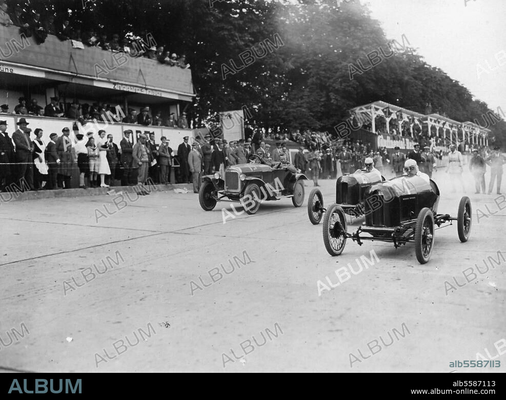 Verkehr:. Autorennen. Autorennen auf der Opelbahn in Rüsselsheim: Start der 4 PS-Wagen. Foto, Mai 1925.