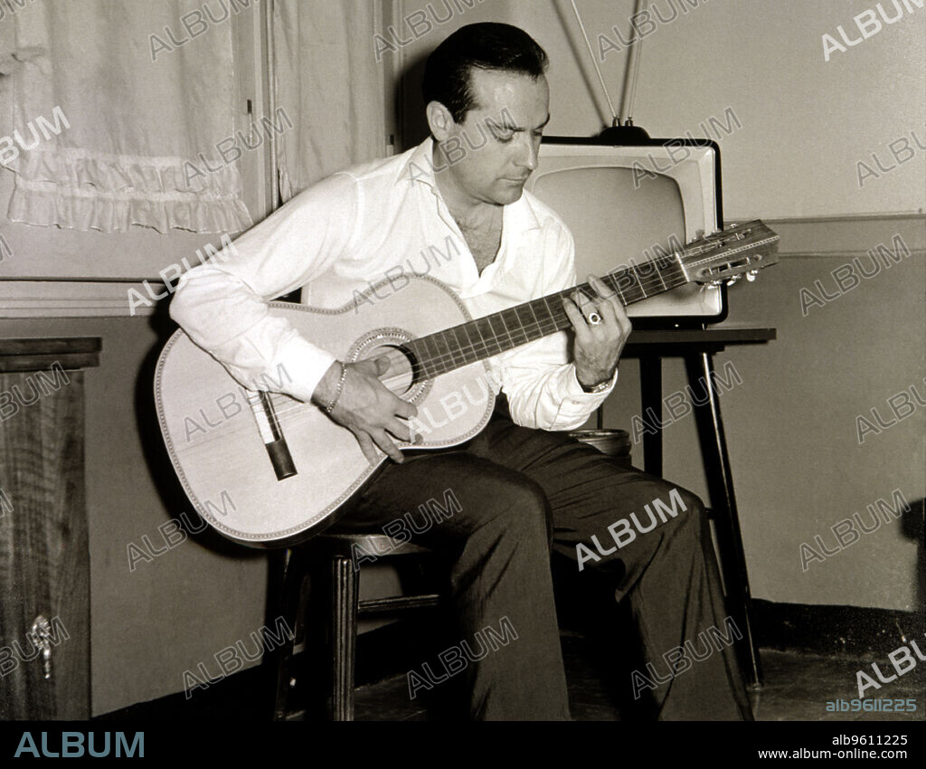 Ramon Calduch, Spanish singer playing guitar at home, 1967.