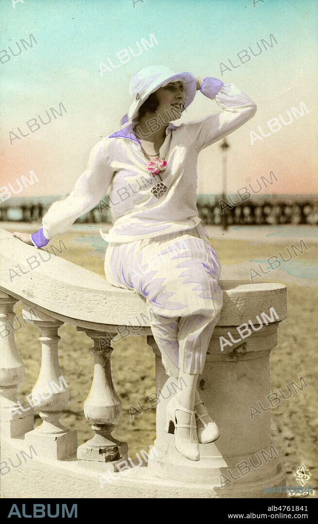 Femme au bord de la mer. Photographie anonyme pour une carte postale colorisee de 1924. Credit : Collection IM/KHARBINE-TAPABOR.