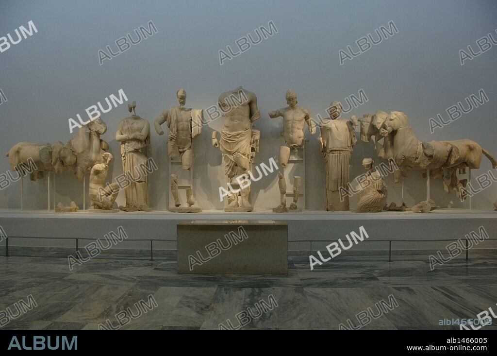 ARTE GRIEGO. GRECIA. S. V a. C. DECORACION DEL TEMPLO DE ZEUS en el Santuario de Olimpia. Esculturas en mármol de Paros que decoraban el FRONTON ORIENTAL del templo y que representan la "COMPETICION ENTRE PELOPE Y ENOMAO". Fechadas hacia el año 460 a. C. Museo Arqueológico de Olimpia. Provincia de Ilía. Región del Peloponeso. Grecia.