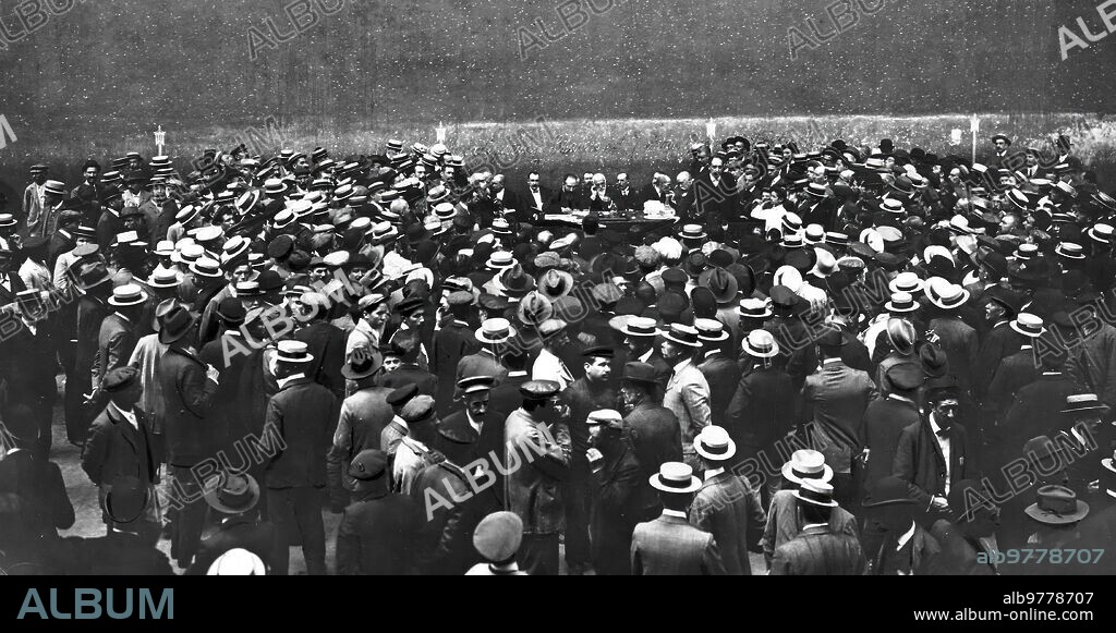 24 julio 1907. Madrid. El mitin de Ayer. Aspecto del frontón central durante la celebración del mitin contra el proyecto de la ley de Azúcares, que Presidió el Sr. Azcárate.