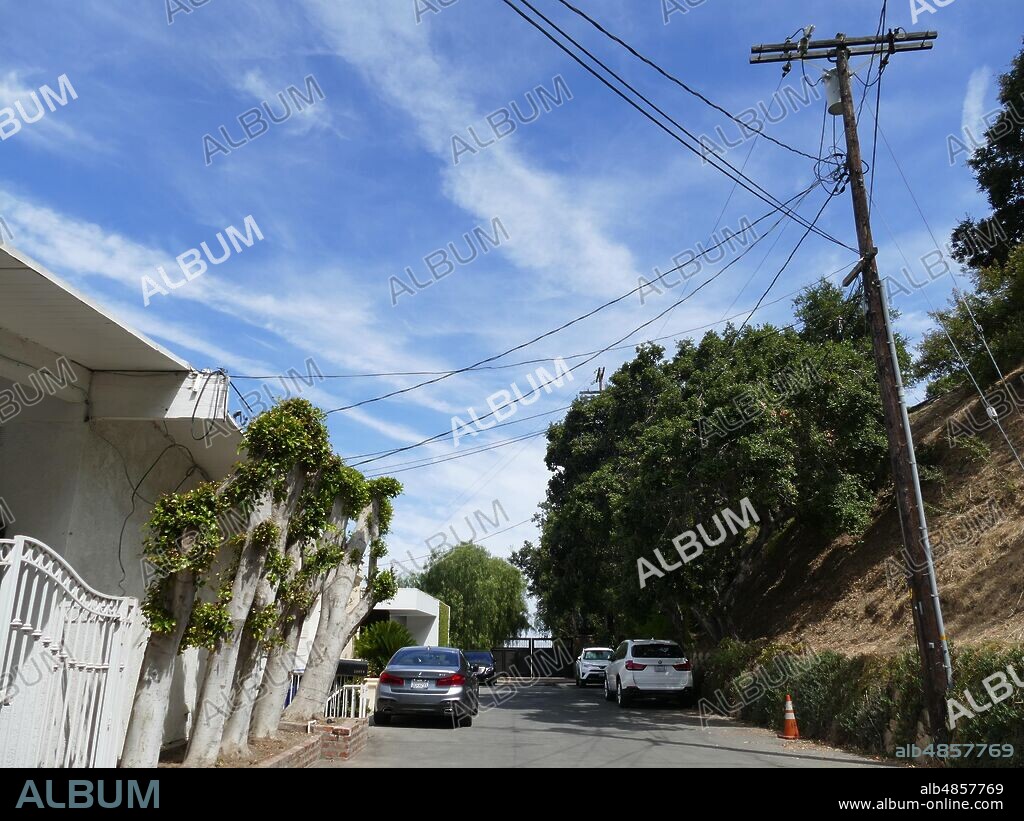03 August 2019, US, Los Angeles: View into the Cielo Drive. The gate at the end of the cul-de-sac leads to the former property of the house where the actress Sharon Tate was murdered. A barbaric series of murders scared the world 50 years ago. Sect leader Charles Manson incited his followers to blood orgies. In 1969 also the highly pregnant actress Sharon Tate was killed. (to dpa ''50 Years after the Manson Bloodbath: On the Trails of Sharon Tate' (Credit Image: © Barbara Munker/DPA via ZUMA Press).