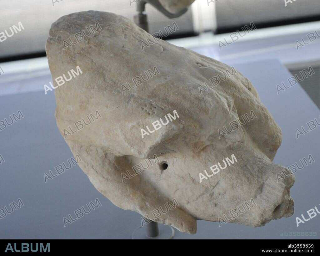 Arte Griego. La mano izquierda de Zeus, sosteniendo el rayo. Frontón este del Partenón. Período Clásico. Siglo V a. C. Museo de la Acrópolis (Acropolis Museum). Atenas. Grecia.