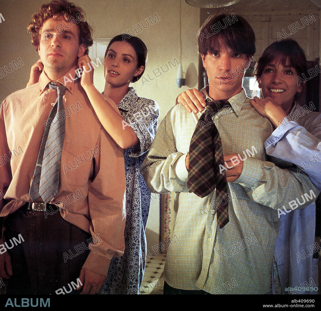 ACHERO MAÑAS, ANA ALVAREZ, CARMEN MAURA and GUSTAVO SALMERON in EL REY DEL RIO, 1995, directed by MANUEL GUTIERREZ ARAGON. Copyright SOGETEL/LOLAFILMS.