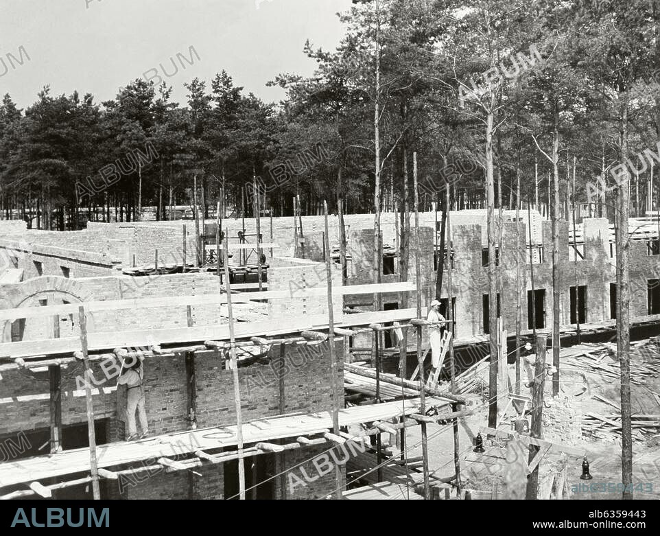 Berlin, Bezirk Steglitz-Zehlendorf, Ortsteil Dahlem, Luftgaukommando III, Kronprinzenallee (heute Clayallee), (Verwaltungs- und Kasernenkomplex der Reichsluftwaffe; erbaut 1936-38; Arch.: Fritz Fuß; 1945-1995 US Headquarters Command). Bauarbeiten. Foto, um 1936/38.