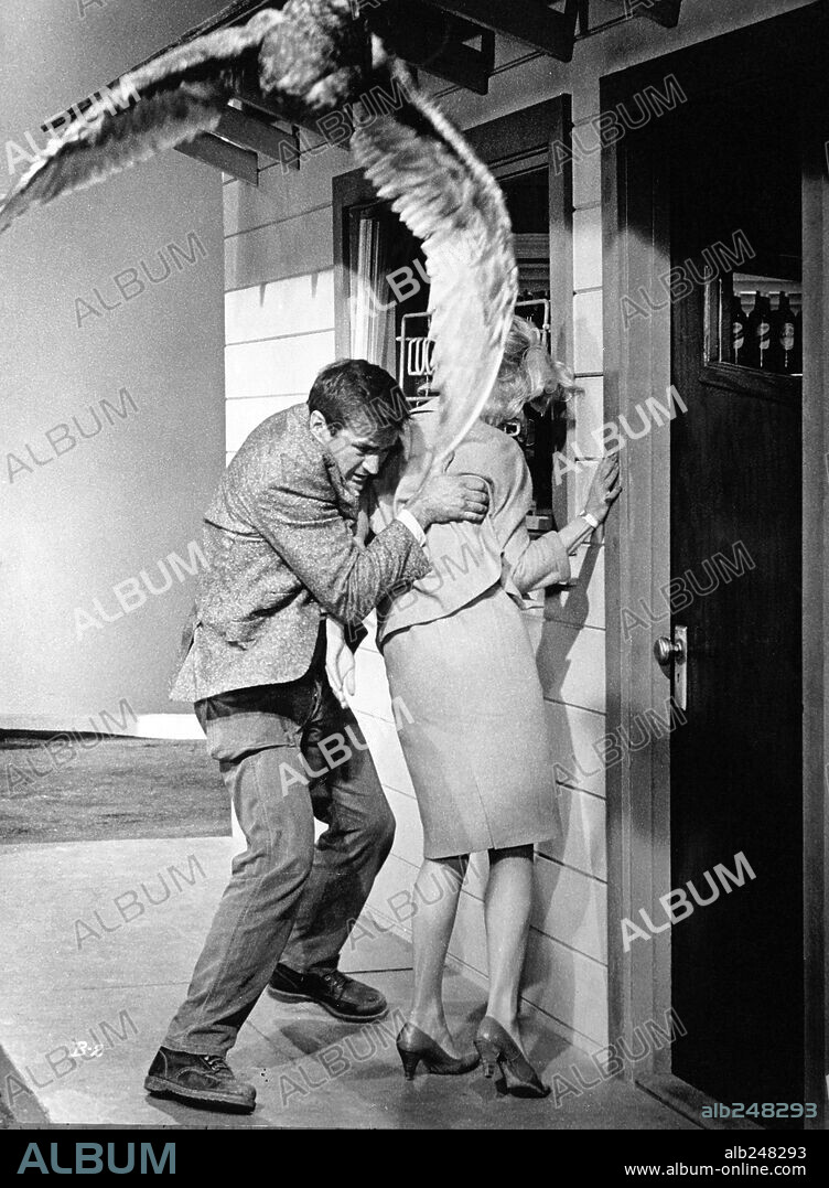 ROD TAYLOR and TIPPI HEDREN in THE BIRDS, 1963, directed by ALFRED HITCHCOCK. Copyright Alfred J. Hitchcock Productions.