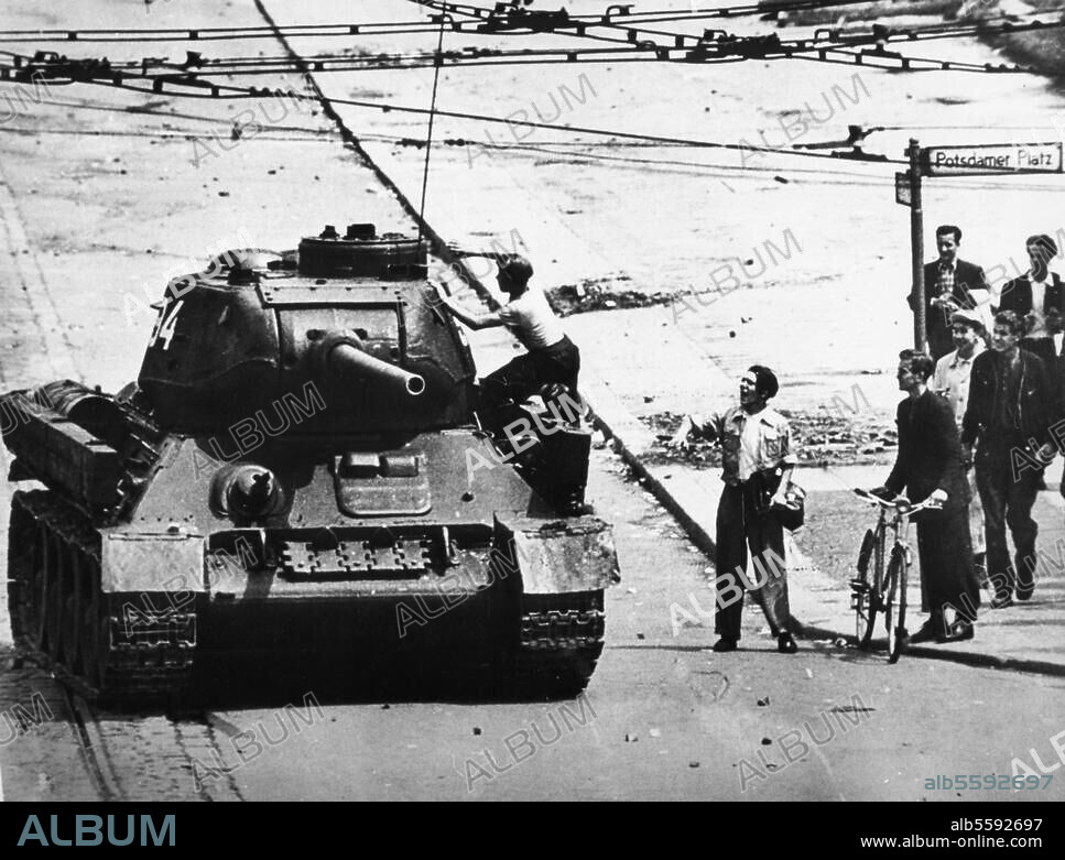 Berlin, 17 juin 1953. Soulèvement à Berlin-Est. Des chars soviétiques sur la Potsdamer Platz. Photo.