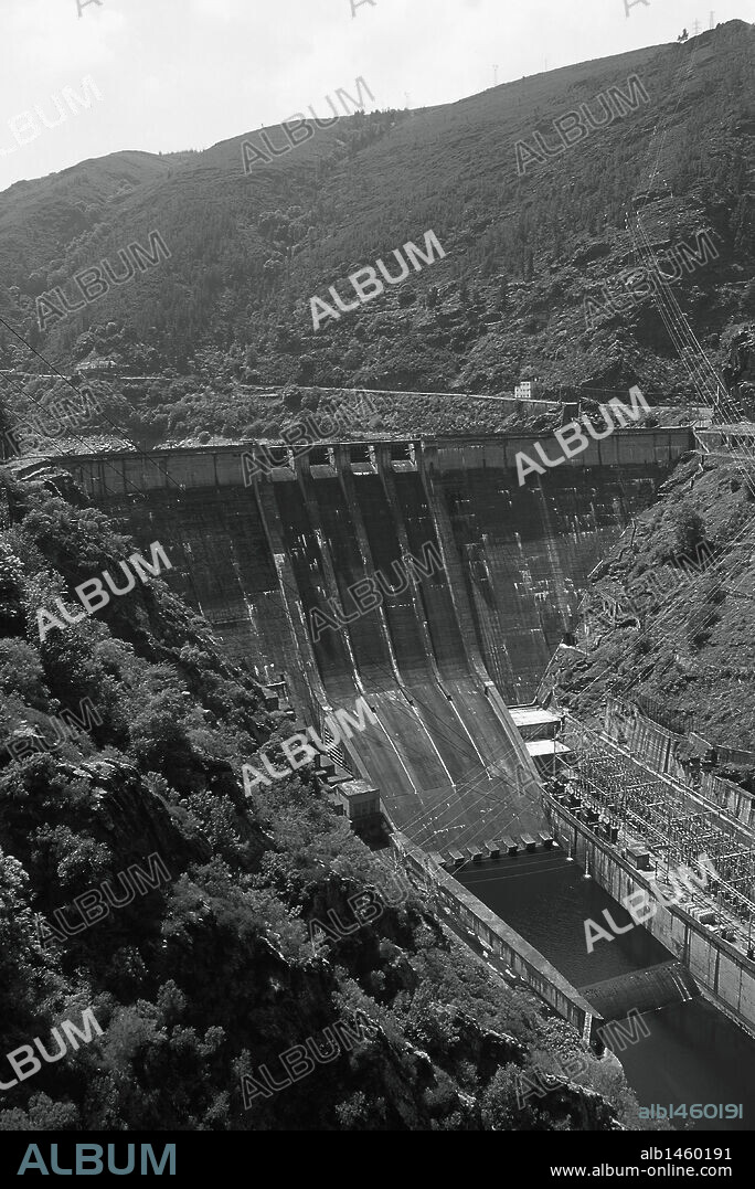 HISTORIA DE ESPAÑA. POLITICA HIDROLOGICA. REGIMEN FRANQUISTA. EMBALSE DE SALIME en el RIO NAVIA. Fue inaugurado en el año 1954 y está situado al sur de la población de Grandas de Salime. Vista de la PRESA. Asturias. España.