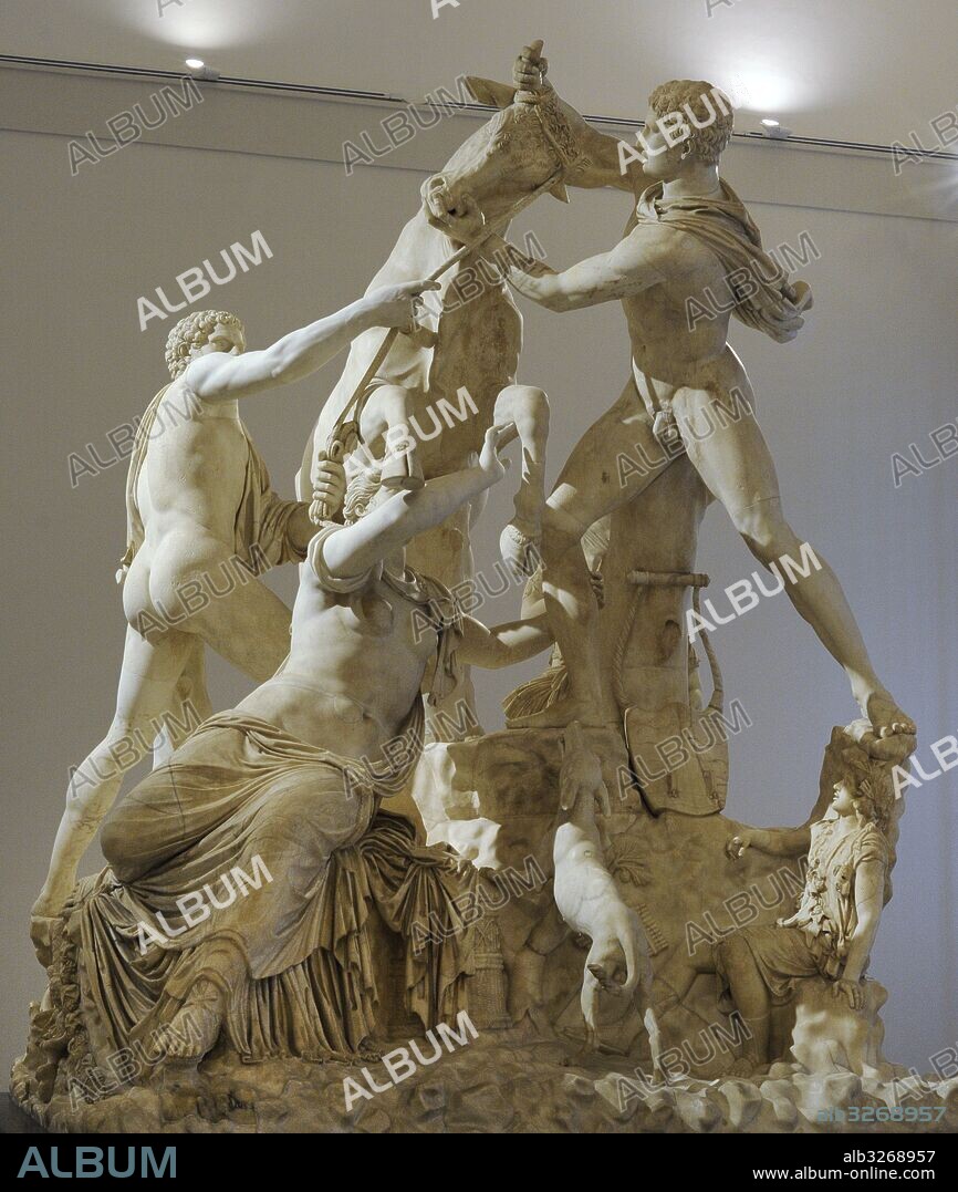 Toro Farnesio. La mayor escultura en bulto redondo de la antigüedad Clásica, obra de Apolonio de Atenas, 130 A. C. Epoca Helénica. Representa el suplicio de Dirce. Hallada en las Termas de Caracalla, Roma. Versión romana tardía. Colección Farnese. Museo Arqueológico Nacional. Nápoles. Italia.
