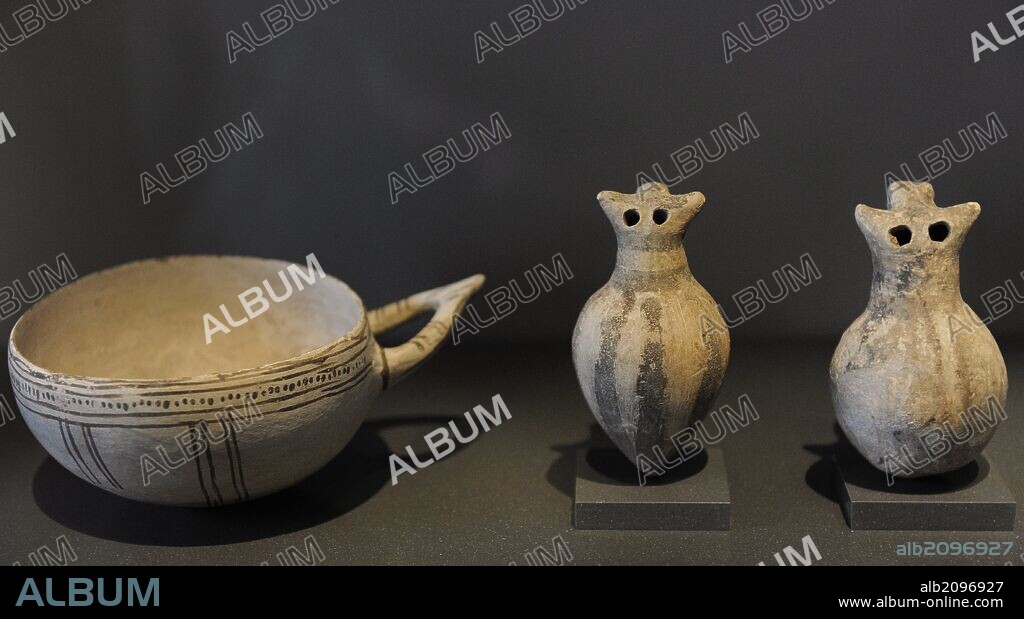 ARTE ANTIGUO. MEDITERRANEO. ANTIGUO CHIPRE. Tazas y sonajeros. cerámica pintada. Siglos XII-XV a. C. Chipre. Neues Museum (Nuevo Museo). Berlín. Alemania. Europa.