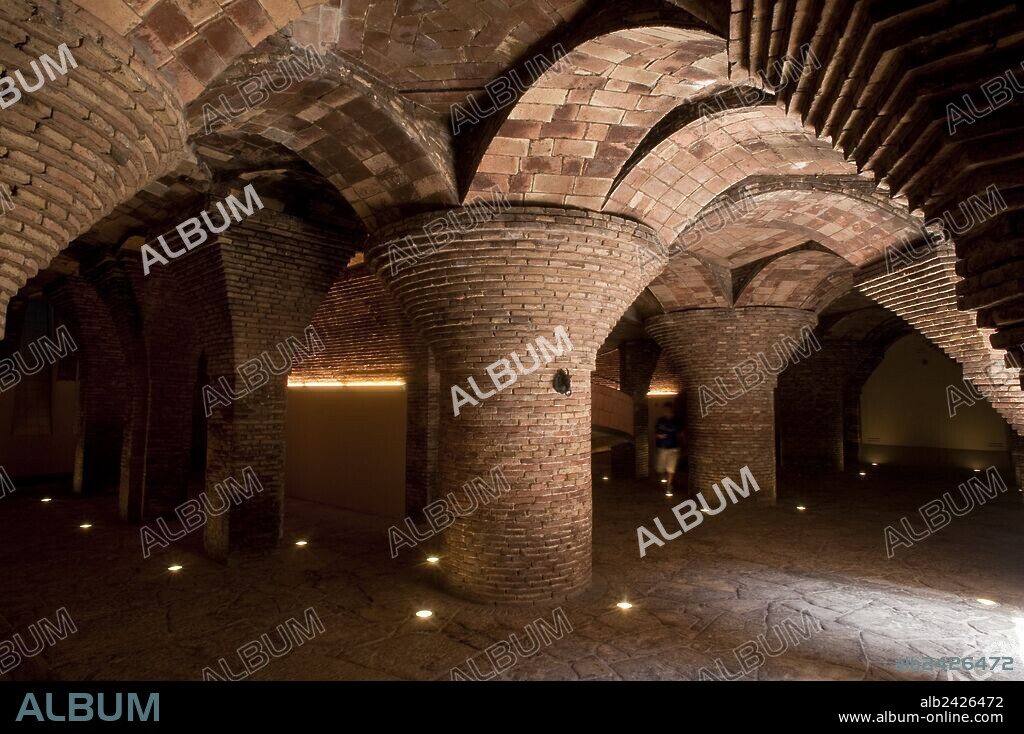 ANTONI GAUDÍ. PALAU GÜELL. COLUMNAS CABALLERIZA.