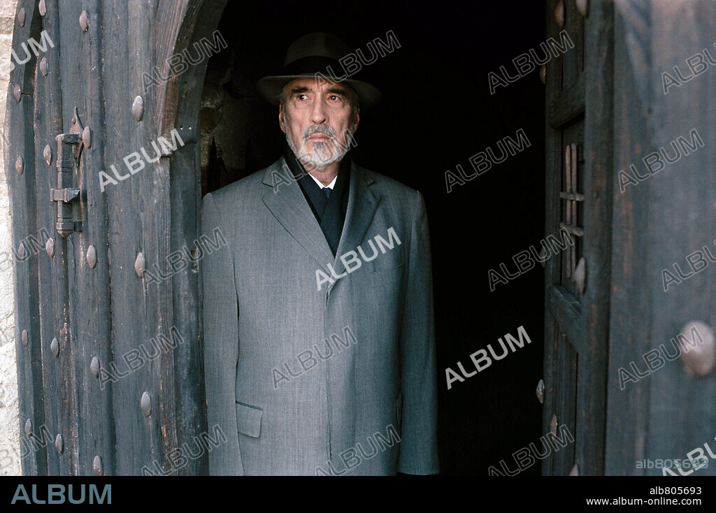CHRISTOPHER LEE en RÍOS DE COLOR PURPURA 2: LOS ÁNGELES DEL APOCALIPSIS, 2004 (RIVEIRER POURPRES2-LES ANGES DE L'APOCALYPSE), dirigida por OLIVIER DAHAN. Copyright STUDIOLEGENDE/EUROPACORP Y TF1 FILM PRODUCTION.