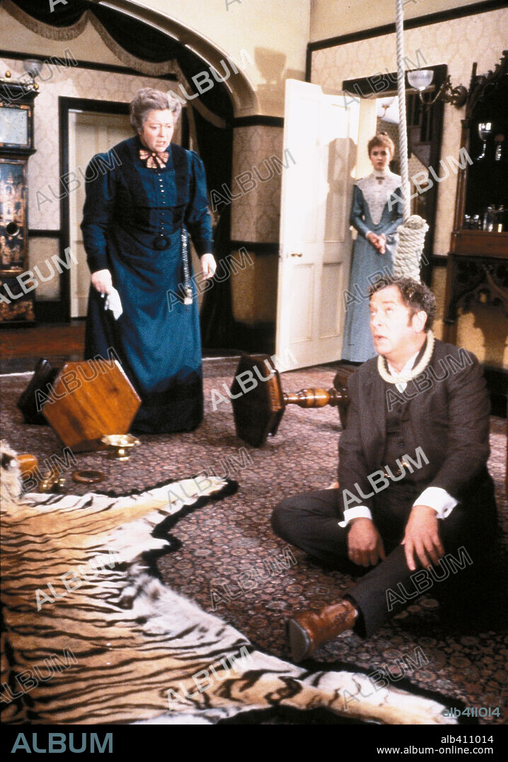 MICHAEL CAINE en SIN PISTAS, 1988 (WITHOUT A CLUE), dirigida por THOM EBERHARDT. Copyright RANK / ATTWOOD, GRAHAM.